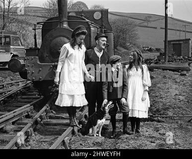 Le telecamere rotolarono, la scena fu impostata e l'azione iniziò quando lungo arrivò Shep. Le collie sedevano nel mezzo della pista mentre "The Railway Children" veniva girato a Haworth, nello Yorkshire. Dopo essere stato Coaxed via il cane è stato guardato dalla polizia locale Sgt. Nelle foto sono Jenny Agutter, Bernard Cribbins, Gary Warren e Sally Thomsett con il cane. 11th maggio 1970. Foto Stock