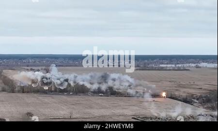 Le forze armate ucraine riferiscono di aver abbattito un elicottero dell'esercito russo con un missile antiaircfaft sul territorio ucraino durante l'invasione russa. Foto Stock