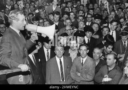 Il deputato Tony Benn ha visto qui parlare di un incontro degli addetti postali a Liverpool il 20th settembre 1969 Foto Stock