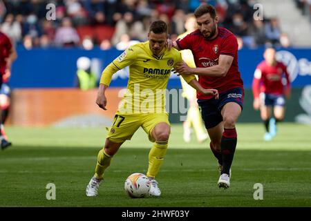 Pamplona, Spagna. 05th Mar 2022. Giovani lo Celso (centrocampista; Villarreal CF) e Jon Moncayola (centrocampista; CA Osasuna) in azione durante la partita di calcio spagnola la Liga Santander tra CA Osasuna e Villrreal CF allo stadio Sadar. (CA Osasuna Won: 1 - 0) (Photo by Fernando Pidal/SOPA Images/Sipa USA) Credit: Sipa USA/Alamy Live News Foto Stock