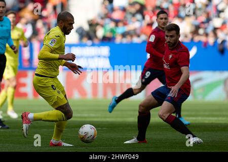 Pamplona, Spagna. 05th Mar 2022. Etienne Capoue (centrocampista; Villarreal CF) e Jon Moncayola (centrocampista; CA Osasuna) in azione durante la partita di calcio spagnola la Liga Santander tra CA Osasuna e Villrreal CF allo stadio Sadar. (CA Osasuna Won: 1 - 0) (Photo by Fernando Pidal/SOPA Images/Sipa USA) Credit: Sipa USA/Alamy Live News Foto Stock