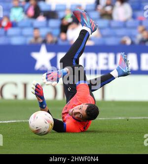 Sabadell, Barcellona, Spagna. 5th Mar 2022. Barcellona Spagna 05.03.2022 David Soria (Getafe CF) controlla la palla durante la Liga Santander tra Espanyol e Getafe CF allo stadio RCDE il 04 marzo 2022 a Barcellona. (Credit Image: © Xavi Urgeles/ZUMA Press Wire) Foto Stock