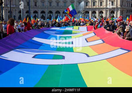 Roma, Italia. 05th Mar 2022. I manifestanti detengono una bandiera gigante dell'arcobaleno della Pace durante un rally contro l'invasione russa dell'Ucraina in RomeProtesters detengono una bandiera gigante dell'arcobaleno della Pace durante un rally contro l'invasione russa dell'Ucraina a Roma, Credit: SOPA Images Limited/Alamy Live News Foto Stock