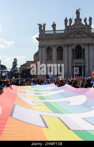 Roma, Italia. 05th Mar 2022. I manifestanti detengono una gigantesca bandiera dell'arcobaleno della Pace durante un raduno contro l'invasione russa dell'Ucraina a Roma. Credit: SOPA Images Limited/Alamy Live News Foto Stock