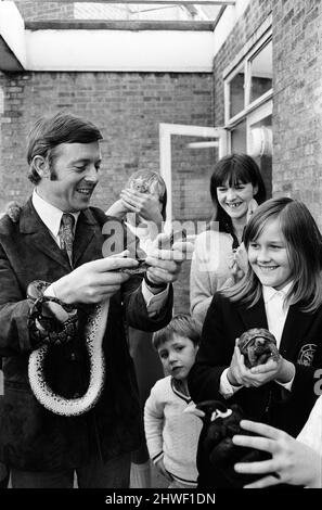 In preparazione al Daily Mirror National PET Show che si tiene ad Alexandra Palace, i concorrenti e i loro animali si sono riuniti con l'annunciatore della BBC Michael Aspel per un briefing preliminare prima dello spettacolo. 16th ottobre 1970. Foto Stock