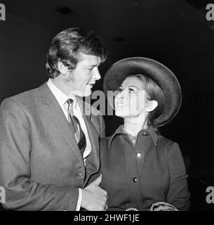 Roger Moore e sua moglie Luisa si dirigono verso la loro luna di miele. 13th aprile 1969. Foto Stock