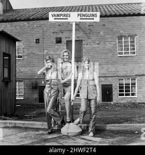 Tre delle attrici della produzione horror Hammer 'The Vampire Lovers' da sinistra a destra: Madeline Smith, Pippa Steel e Janet Key fotografate da un cartello sul loro cammino per filmare il loro prossimo film Forbush e i pinguini agli Elstree Studios.12th Marzo 1970. Didascalia locale *** Maddy Smith Foto Stock