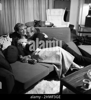 L'attore Leslie Phillips e l'attrice Barbara Murray sul set di "Some Will, Some Will Nt" presso gli Elstree Studios di Hertfordshire. 30th aprile 1969. Foto Stock