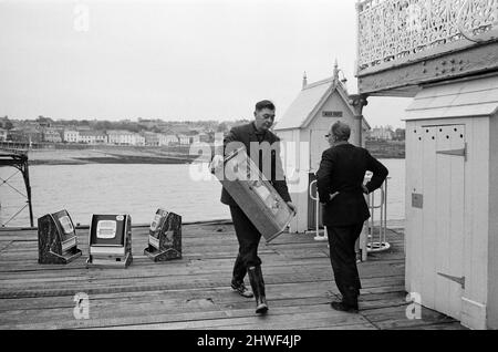 Tre banditi armati uno che sono stati maroonati per un fine settimana a Clevedon, Somerset, sono stati salvati in barca. Ma altre quattro slot machine dovevano essere lasciate indietro quando i mari agitato renevano l'operazione troppo pericolosa. Piermaster Bernard Faraway, di 50 anni, ha guidato l'operazione di salvataggio. La testa del molo è stata tagliata fuori dalla terraferma una settimana fa, quando una sezione del molo del 200ft è crollata durante le prove di sicurezza. Un'indagine commissionata dal Clevedon Council s per decidere se riparare o demolire il molo lungo 1000ft. 23rd ottobre 1970. Foto Stock