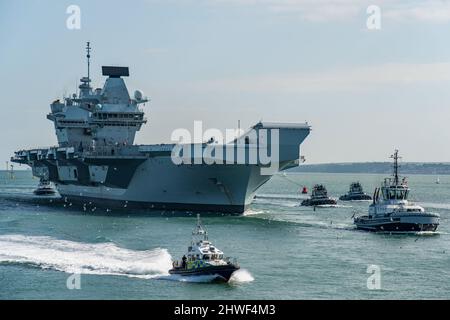 Nave ammiraglia e comando della NATO per la forza di risposta marittima, HMS Prince of Wales (R09), visto arrivare a Portsmouth, Regno Unito il 26th agosto 2021. Foto Stock