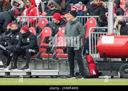 Toronto, Ontario, Canada. 5th Mar 2022. Bob Bradley, allenatore del Toronto FC, guarda la partita a margine durante la partita MLS tra il Toronto FC e i New York Red Bulls. Il gioco si è concluso nel 1-4 per i New York Red Bulls (Credit Image: © Angel Marchini/ZUMA Press Wire) Credit: ZUMA Press, Inc./Alamy Live News Foto Stock