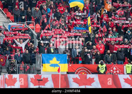 Toronto, Ontario, Canada. 5th Mar 2022. I sostenitori del Toronto FC mostrano il loro sostegno all'Ucraina e agli ucraini durante il gioco del Toronto FC contro New York Red Bulls al BMO Field (Credit Image: © Angel Marchini/ZUMA Press Wire) Credit: ZUMA Press, Inc./Alamy Live News Foto Stock