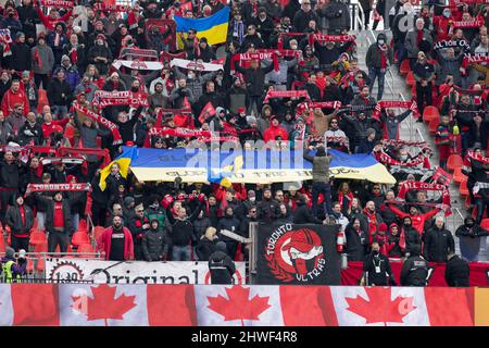 Toronto, Ontario, Canada. 5th Mar 2022. I sostenitori del Toronto FC mostrano il loro sostegno all'Ucraina e agli ucraini durante il gioco del Toronto FC contro New York Red Bulls al BMO Field (Credit Image: © Angel Marchini/ZUMA Press Wire) Credit: ZUMA Press, Inc./Alamy Live News Foto Stock