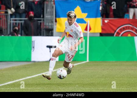 Toronto, Ontario, Canada. 5th Mar 2022. John Tolkin (47) in azione durante la partita MLS tra Toronto FC e New York Red Bulls. Il gioco si è concluso nel 1-4 per i New York Red Bulls (Credit Image: © Angel Marchini/ZUMA Press Wire) Credit: ZUMA Press, Inc./Alamy Live News Foto Stock