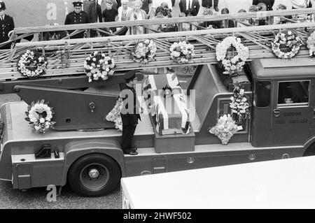 Il funerale dei cinque vigili del fuoco che sono stati uccisi a Dudgeons Wharf, East London la settimana precedente, a seguito di un'esplosione in un deposito di petrolio disutilizzato sull'Isola dei Dogs. Un blaze era scoppiato quel pomeriggio di giovedì, 17 luglio, deposito sul Tamigi, che è in fase di demolizione. Gli equipaggi antincendio arrivarono dalle stazioni di Millwall, Cannon Street e PoplarÕs Brunswick Road per assicurarsi che fosse fuori, ma una scintilla scatenò un'esplosione in uno dei carri armati, colpendo l'equipaggio (che era stato in piedi sulla parte superiore di uno dei carri armati) alla loro morte. Il servizio funerale Brigade per vigili del fuoco Mich Foto Stock