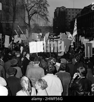 Le marce anti Rhodesia uniscono le forze. Mentre circa 2000 persone hanno lasciato Hyde Park Corner, dietro la bandiera della Black People's Alliance, altri 1000 hanno marciato dietro la bandiera anti-Rhodesiano - tutto in un'unica colonna. 12th gennaio 1969. Foto Stock