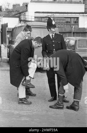 La polizia di Southend ha fermato tutti i possibili creatori di problemi, facendoli rimuovere bottoni, bretelle e cinture da raccogliere più tardi quella sera alla stazione locale. 30th marzo 1970. Foto Stock