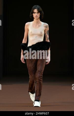 Parigi, Frankreich. 04th Mar 2022. LOEWE Autunno/Inverno 2022-23 Runway durante la Paris Fashion Week - Parigi, Francia. 04/03/2022 Credit: dpa/Alamy Live News Foto Stock