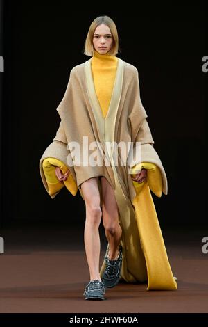 Parigi, Frankreich. 04th Mar 2022. LOEWE Autunno/Inverno 2022-23 Runway durante la Paris Fashion Week - Parigi, Francia. 04/03/2022 Credit: dpa/Alamy Live News Foto Stock