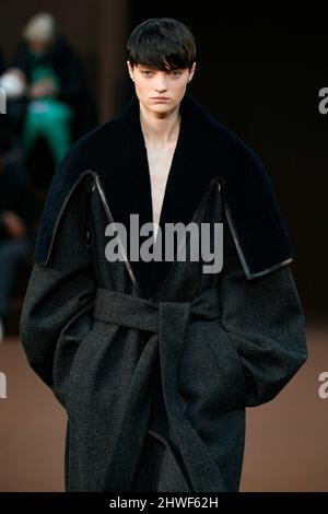 Parigi, Frankreich. 04th Mar 2022. LOEWE Autunno/Inverno 2022-23 Runway durante la Paris Fashion Week - Parigi, Francia. 04/03/2022 Credit: dpa/Alamy Live News Foto Stock