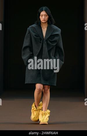 Parigi, Frankreich. 04th Mar 2022. LOEWE Autunno/Inverno 2022-23 Runway durante la Paris Fashion Week - Parigi, Francia. 04/03/2022 Credit: dpa/Alamy Live News Foto Stock