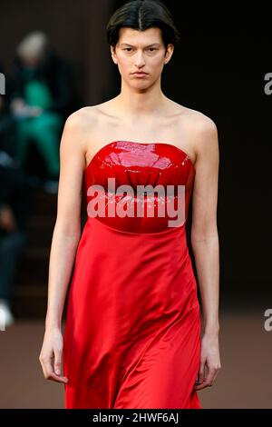 Parigi, Frankreich. 04th Mar 2022. LOEWE Autunno/Inverno 2022-23 Runway durante la Paris Fashion Week - Parigi, Francia. 04/03/2022 Credit: dpa/Alamy Live News Foto Stock