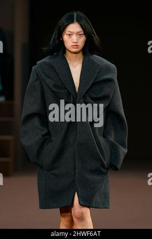 Parigi, Frankreich. 04th Mar 2022. LOEWE Autunno/Inverno 2022-23 Runway durante la Paris Fashion Week - Parigi, Francia. 04/03/2022 Credit: dpa/Alamy Live News Foto Stock