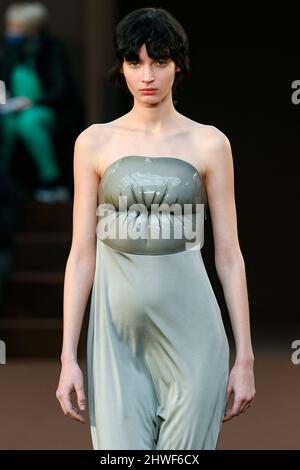 Parigi, Frankreich. 04th Mar 2022. LOEWE Autunno/Inverno 2022-23 Runway durante la Paris Fashion Week - Parigi, Francia. 04/03/2022 Credit: dpa/Alamy Live News Foto Stock