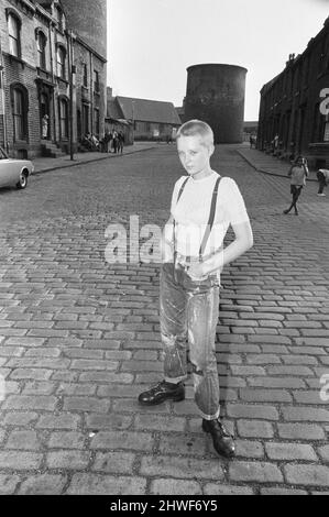 L'adolescente di diciassette anni Janet Askham pone in strada a casa sua a Huddersfield, West Riding of Yorkshire. 6th giugno 1970. Foto Stock