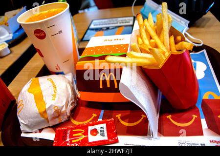 McDonald's Menu servito in Europa. I formati dei menu di McDonald’s in europa. Big mac, fantastico drink, patatine fritte, cheesburguer e ketchup. Foto Stock