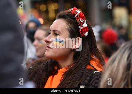 Centinaia di manifestanti si riuniscono a Times Square in un raduno "Stand with Ukraine" per protestare contro l'invasione russa dell'Ucraina il 5 marzo 2022 a New York. Foto Stock