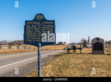Un indicatore storico della campagna di Gettysburg lungo Chambersburg Pike, state Route 30 verso Gettysburg, Pennsylvania, USA Foto Stock