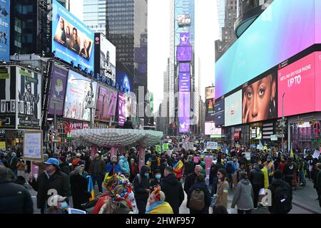 Centinaia di manifestanti si riuniscono a Times Square in un raduno "Stand with Ukraine" per protestare contro l'invasione russa dell'Ucraina il 5 marzo 2022 a New York. Foto Stock