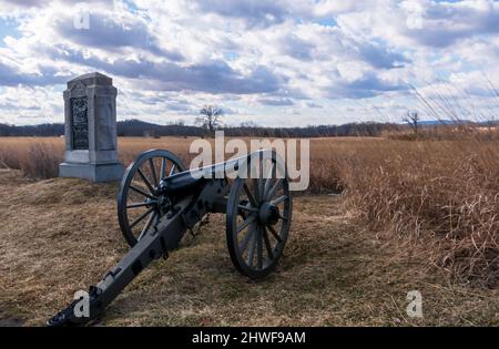 Il monumento delle batterie C e F indipendenti della Pennsylvania insieme a un cannone della guerra civile su Hancock Avenue presso il Gettysburg National Military Park Foto Stock