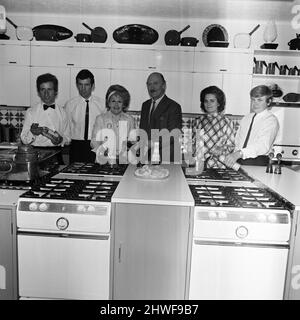 Johnnie e Fanny Cradock, l'esperto di cucina televisiva, si sono trasferiti in una nuova casa vicino a Watford, Hertfordshire. La casa stessa era originariamente un cottage del 18th secolo che nel corso degli anni è stato costruito su, mantenendo il più vicino possibile la facciata originale. L'interno è stato completamente fatto dal Cradock's con tutti i comfort usuali, compresa una grande cucina contenente sei stufe a gas., in cui istruiscono una piccola squadra di giovani che li aiutano nei loro programmi televisivi. 9th giugno 1969. Foto Stock