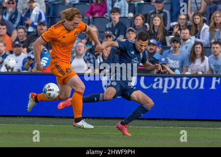 Kansas City, Kansas, Stati Uniti. 4th Mar 2022. Lo sport KC in avanti Daniel Salloi #20 (r) batte per l'offesa contro il difensore di Houston Dynamo Tim Parker #5 (l) durante la seconda metà del gioco. (Credit Image: © Serena S.Y. Filo pressa Hsu/ZUMA) Foto Stock