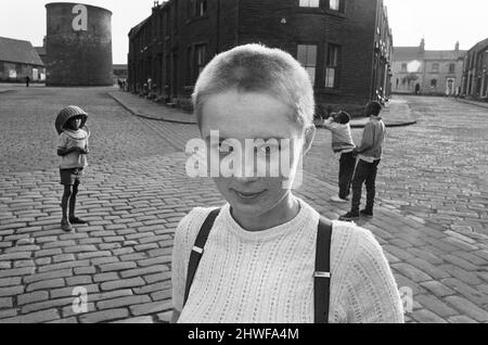 L'adolescente di diciassette anni Janet Askham pone in strada a casa sua a Huddersfield, West Riding of Yorkshire. 6th giugno 1970. Foto Stock