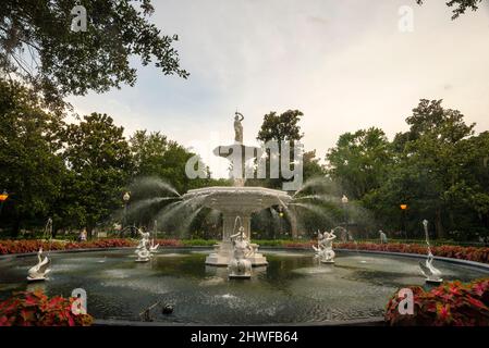 Fontana in ghisa di Forsyth Park a Forsyth Park, Savannah, Georgia. Foto Stock