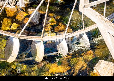 Ruota d'acqua installata sul fiume della città a Shymkent, Kazakhstan, asia centrale Foto Stock