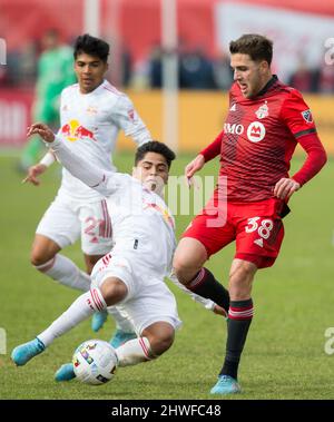 Toronto, Canada. 5th Mar 2022. Luca Petrasso (R) del Toronto FC vies con Franuel Amaya (L) dei New York Red Bulls durante la partita di calcio della Major League 2022 (MLS) tra il Toronto FC e i New York Red Bulls al BMO Field di Toronto, Canada, 5 marzo 2022. Credit: Zou Zheng/Xinhua/Alamy Live News Foto Stock