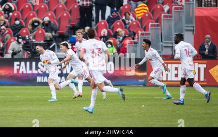 Toronto, Canada. 5th Mar 2022. Lewis Morgan (1st L) dei New York Red Bulls celebra il punteggio durante la partita di calcio della Major League 2022 (MLS) tra il Toronto FC e i New York Red Bulls al BMO Field di Toronto, Canada, 5 marzo 2022. Credit: Zou Zheng/Xinhua/Alamy Live News Foto Stock