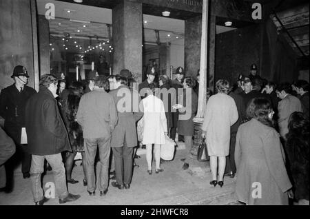 Dimostrazione della London School of Ecomonics (LSE). La polizia impedisce agli studenti di entrare negli edifici LSE. 24th gennaio 1969. Foto Stock