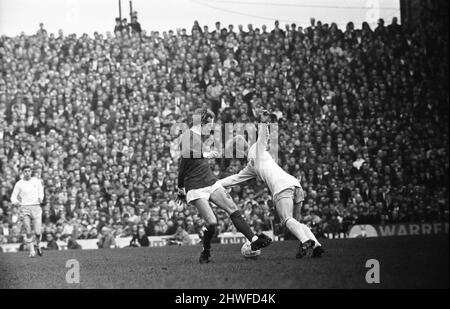 Manchester United 2-0 Burnley, Divisione uno partita a Old Trafford, sabato 19th aprile 1969. I nostri spettacoli di foto ... Legge Denis in azione. Foto Stock