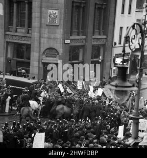 Le marce anti Rhodesia uniscono le forze. Mentre circa 2000 persone hanno lasciato Hyde Park Corner, dietro la bandiera della Black People's Alliance, altri 1000 hanno marciato dietro la bandiera anti-Rhodesiano - tutto in un'unica colonna. 12th gennaio 1969. Foto Stock