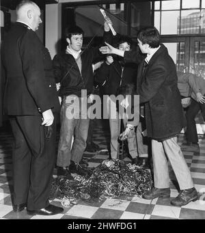 La polizia a Southend ha fermato tutti i possibili creatori di problemi, facendoli rimuovere bootlace, bretelle e cinture da raccogliere più tardi quella sera al locale luogo station.Picture mostra: Alcuni dei skinheads che hanno avuto i loro bretelle e lei lacci recuperare i loro effetti personali dal quartier generale della polizia. 30th marzo 1970. Foto Stock