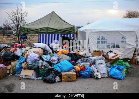 Medyka, Subcarpathia, Polonia. 3rd Mar 2022. Confezioni con abiti preparati per i rifugiati, molte persone hanno dovuto lasciare dietro la maggior parte dei loro oggetti di tutti i giorni, il che rende necessario questo tipo di aiuto.Polacco-ucraino di frontiera a Medyka. Dall'inizio dell'invasione russa dell'Ucraina, circa 700.000 persone sono fuggite in Polonia per sfuggire alla guerra. Nonostante la grande disinformazione e gli incidenti isolati, i rifugiati ucraini vengono accolti con empatia, aiuto e comprensione, ma molti esperti umanitari indicano che, con un afflusso così enorme di persone, potrebbe verificarsi una crisi Foto Stock