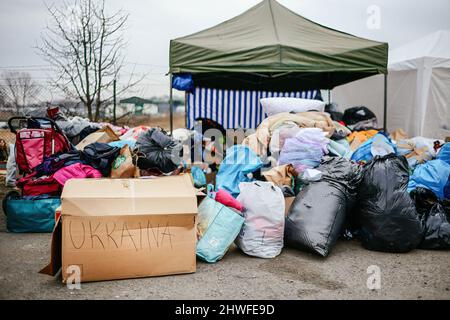 Medyka, Subcarpathia, Polonia. 3rd Mar 2022. Confezioni con abiti preparati per i rifugiati, molte persone hanno dovuto lasciare dietro la maggior parte dei loro oggetti di tutti i giorni, il che rende necessario questo tipo di aiuto.Polacco-ucraino di frontiera a Medyka. Dall'inizio dell'invasione russa dell'Ucraina, circa 700.000 persone sono fuggite in Polonia per sfuggire alla guerra. Nonostante la grande disinformazione e gli incidenti isolati, i rifugiati ucraini vengono accolti con empatia, aiuto e comprensione, ma molti esperti umanitari indicano che, con un afflusso così enorme di persone, potrebbe verificarsi una crisi Foto Stock