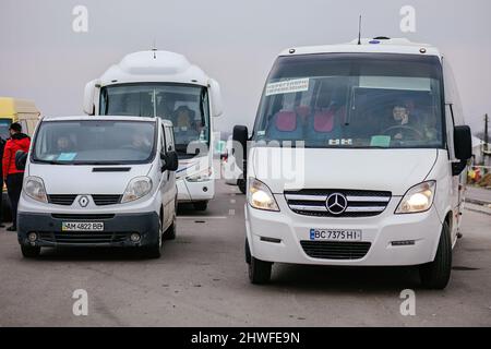 Medyka, Subcarpathia, Polonia. 3rd Mar 2022. I conducenti di autobus sono in attesa di attraversare il confine, tutti i giorni la maggior parte di loro viaggiano diverse volte al giorno per ottenere il maggior numero possibile di persone dalla zona di conflitto.Polacco-ucraino frontiera a Medyka. Dall'inizio dell'invasione russa dell'Ucraina, circa 700.000 persone sono fuggite in Polonia per sfuggire alla guerra. Nonostante le notevoli disinformazione e gli incidenti isolati, i rifugiati ucraini sono accolti con empatia, aiuto e comprensione, ma molti esperti umanitari indicano che con un così enorme afflusso di persone, una crisi potrebbe oc Foto Stock