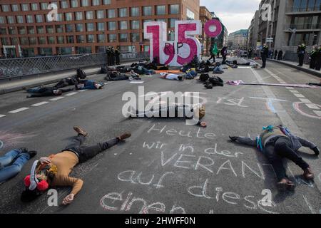 Berlino, Germania. 5th Mar 2022. Diversi attivisti del gruppo Extinction Rebellion hanno bloccato il Ponte Marshall, Marschallbruecke, che si trova sopra la Sprea nel quartiere Mitte di Berlino, vicino allo studio della capitale dell'ARD, il 5 marzo 2022. Sotto il motto 1,5 gradi è morto, azioni simili hanno avuto luogo simultaneamente in altre città tedesche. (Credit Image: © Germany: Extinction Rebellion Bl/PRESSCOV via ZUMA Press Wire) Foto Stock