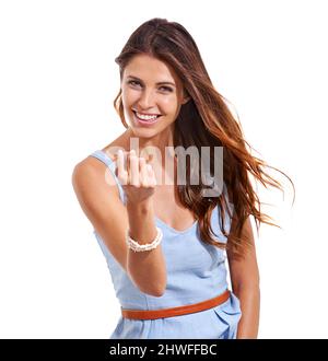 Shes giovane e fiducioso. Studio ritratto di una giovane donna attraente isolato su bianco. Foto Stock